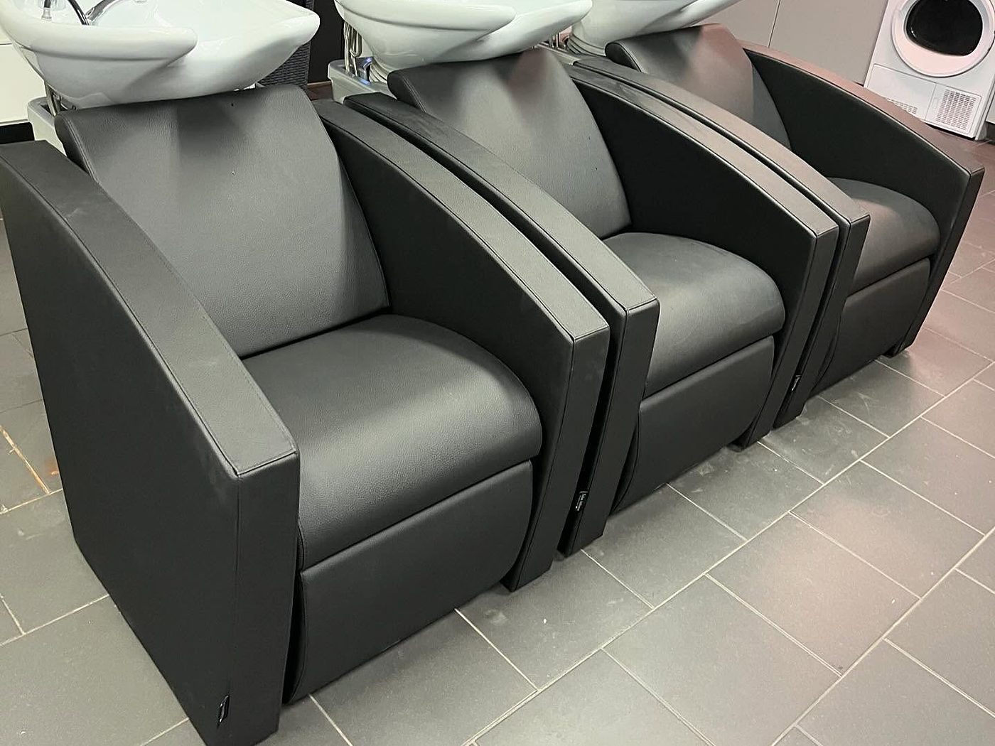 De nieuwe wasbakken in de salon in Barendrecht