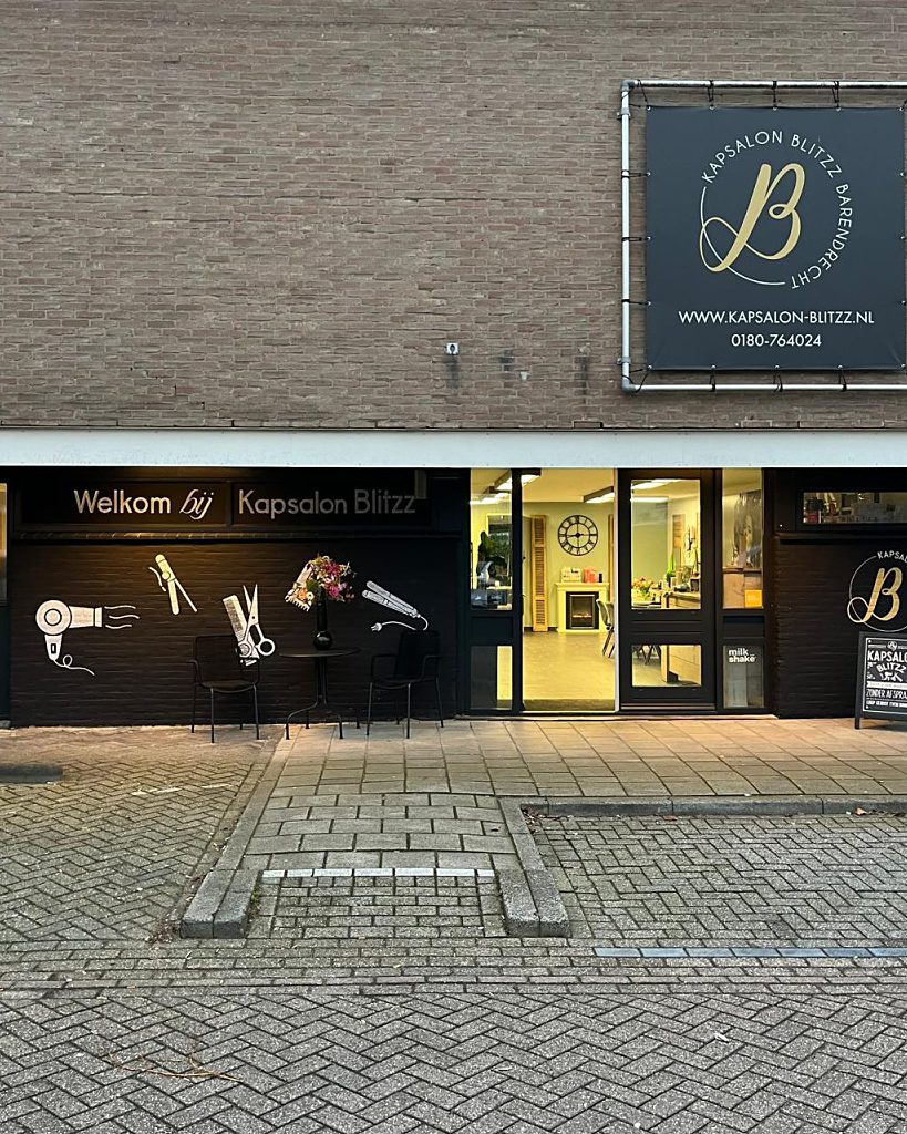 De salon aan Onderlangs 38 in Barendrecht, met het gouden B-bord op de gevel