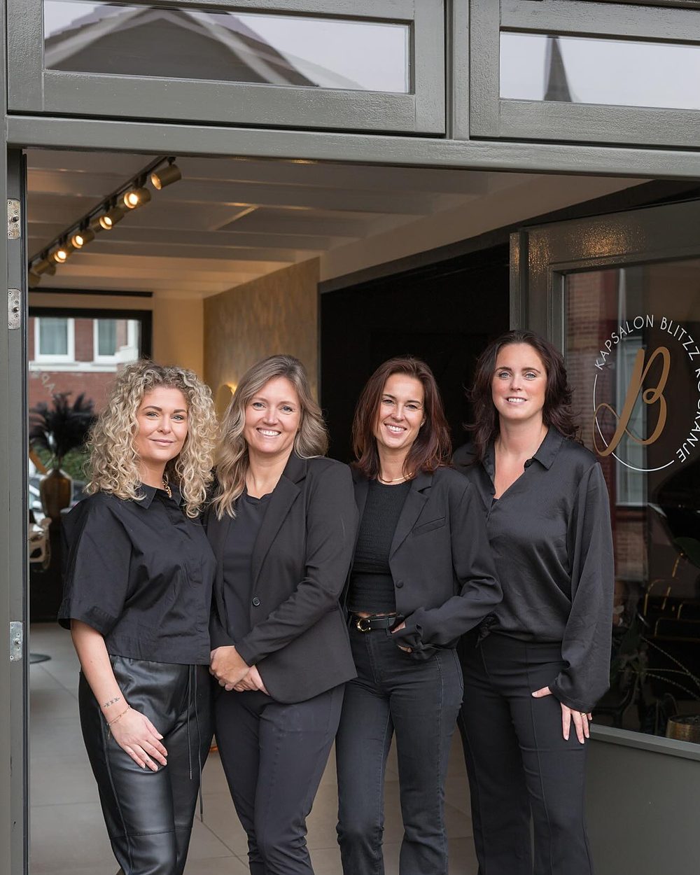 Het team voor de deur aan de Dorpsweg in Rockanje