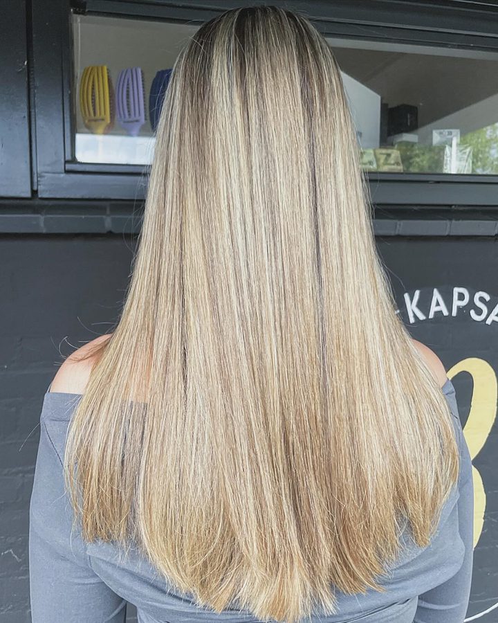Lang blond, van achteren gefotografeerd in Barendrecht