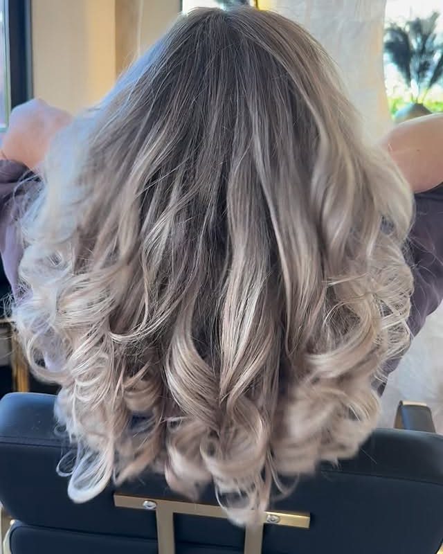 Icy blond, van achteren gefotografeerd in Rockanje